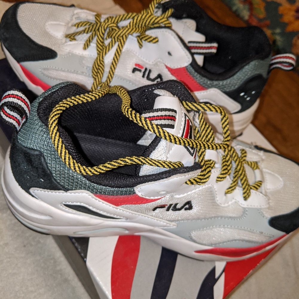 Fila Women's Ray Tracer Chunky Sneaker 7.5